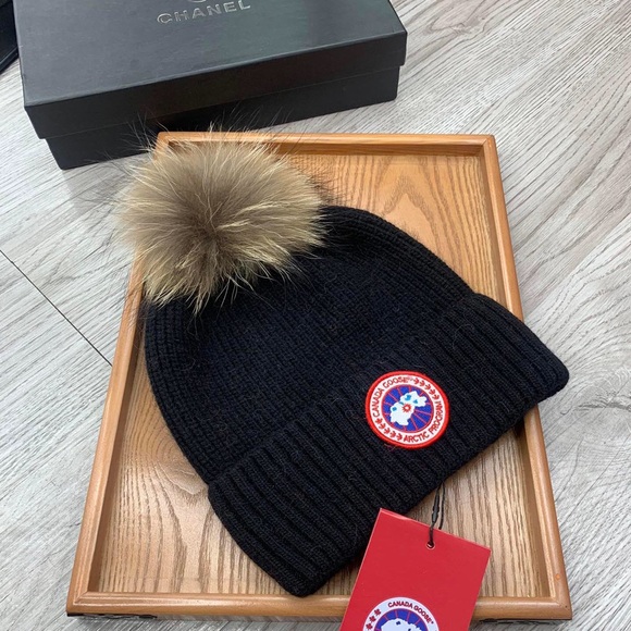 Canada Goose Black Knit Beanie with Fur Pom - Picture 3 of 4
